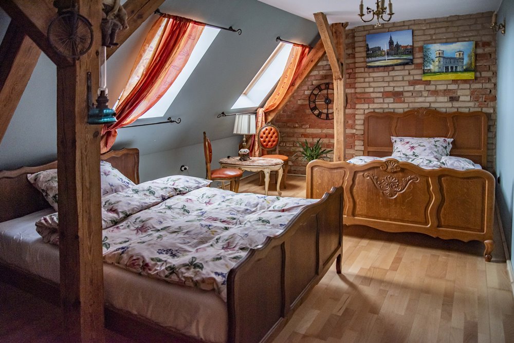 Odkryj urok Łobza! Stylowe pokoje w naszym domu zapewnią relaks po dniu pełnym zwiedzania.