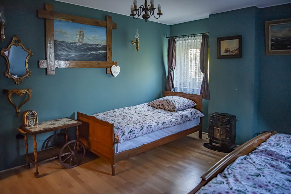 Odkryj Łowiska, krok od Płotów! Stylowe pokoje w historycznym domu czekają na podróżników.