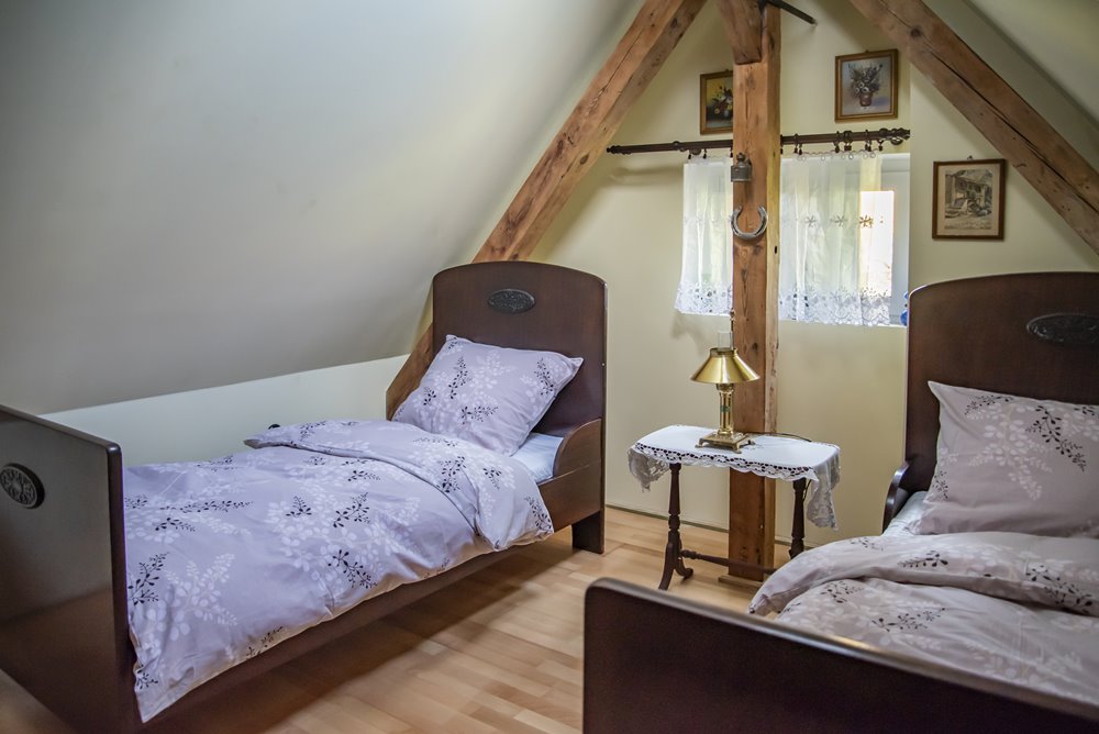 Turystyczne odkrycie! Stylowe pokoje z unikalnymi antykami dla przygody w czasie.