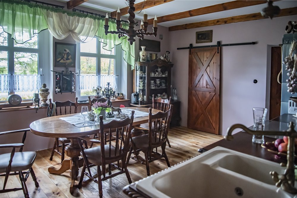 Turystyczny raj w stylu retro! Odkryj nasze pokoje z unikalnymi antykami i dziełami sztuki.