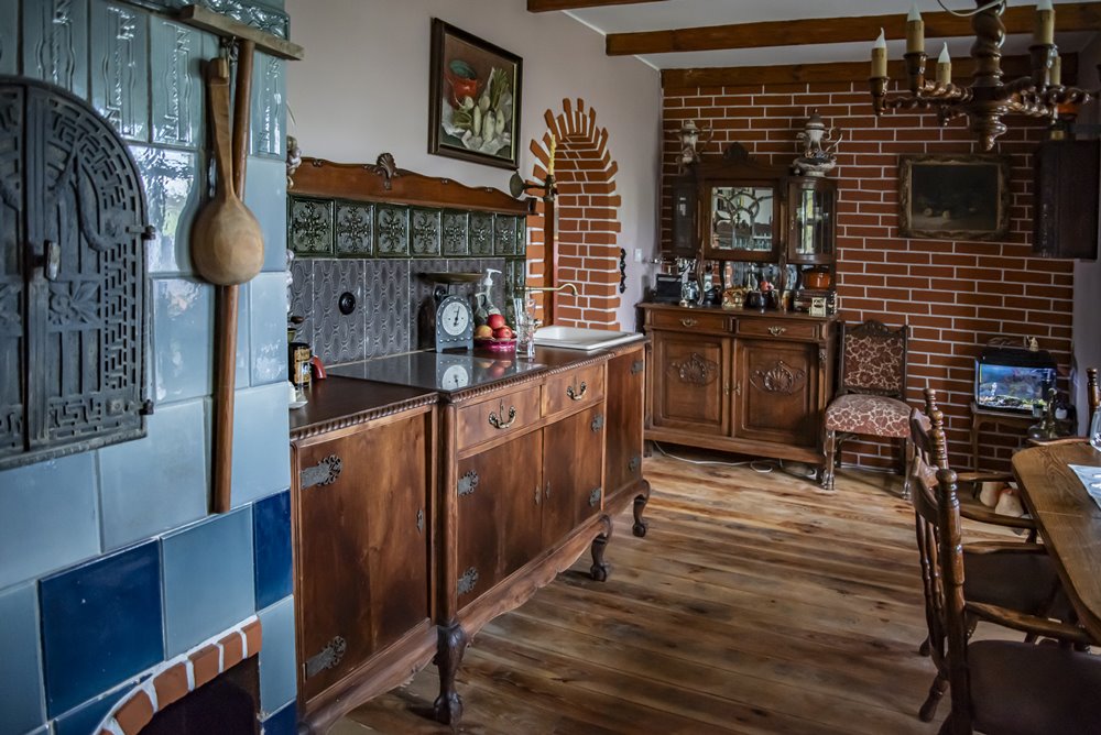 Odkryj dawne czasy w naszych pokojach - idealne dla podróżników pragnących historycznego uroku.