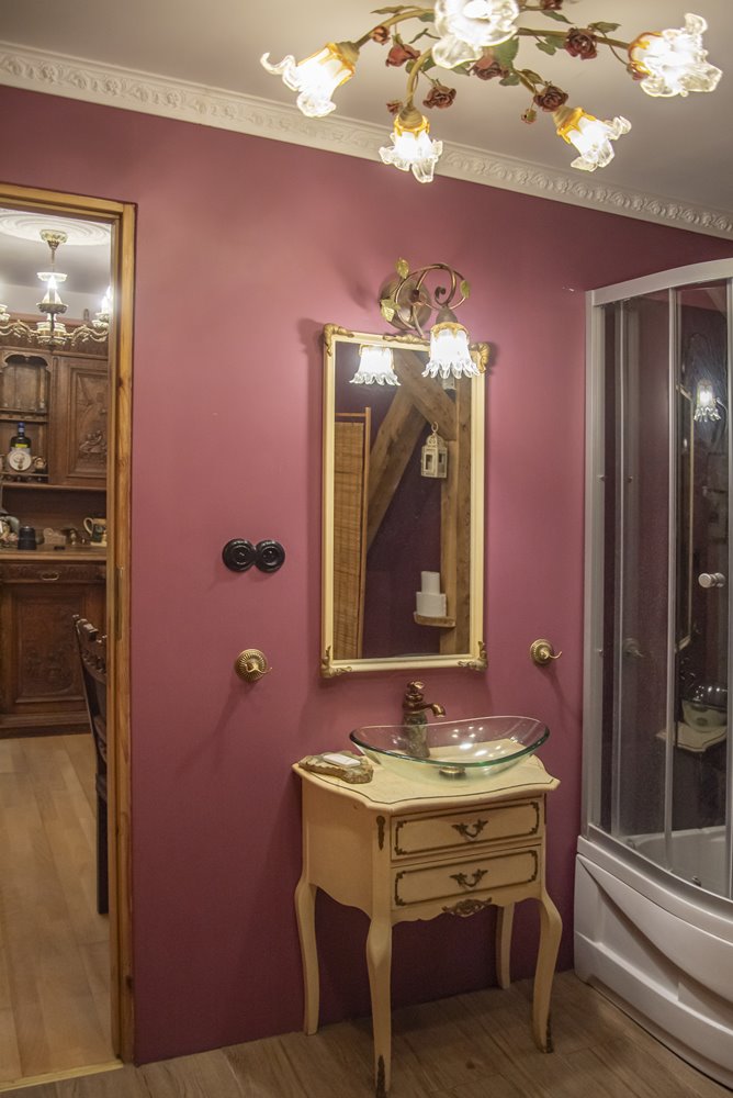 Podróże z historią w tle! Odkryj Łowiska i Płoty, nocując w naszych stylowych pokojach.